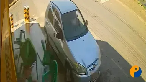 Motorista sem CNH confunde acelerador com freio, invade pamonharia e fere cliente