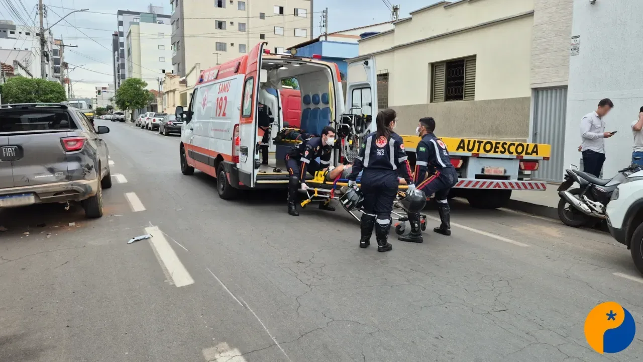 Motociclista tenta ultrapassagem, perde o controle e duas pessoas ficam feridas em Patos de Minas