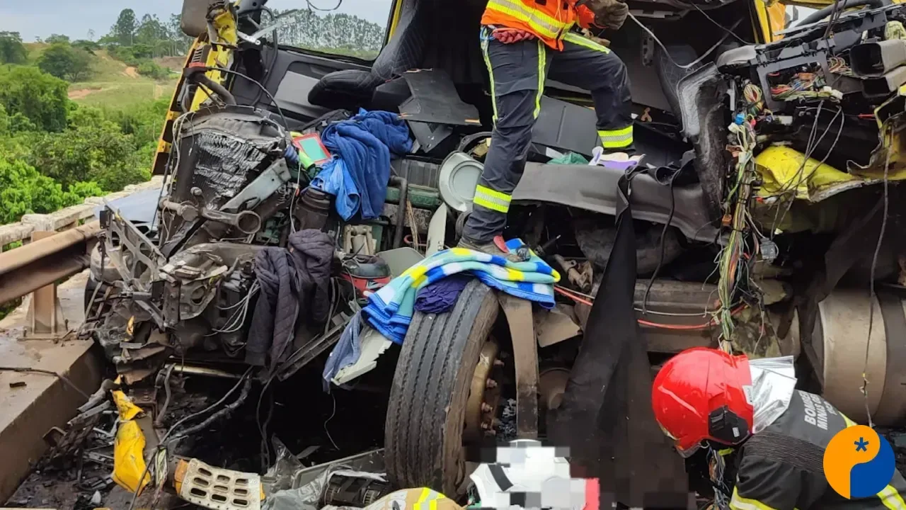Após cinco horas, BR-365 é liberada após acidente que deixou dois homens gravemente feridos