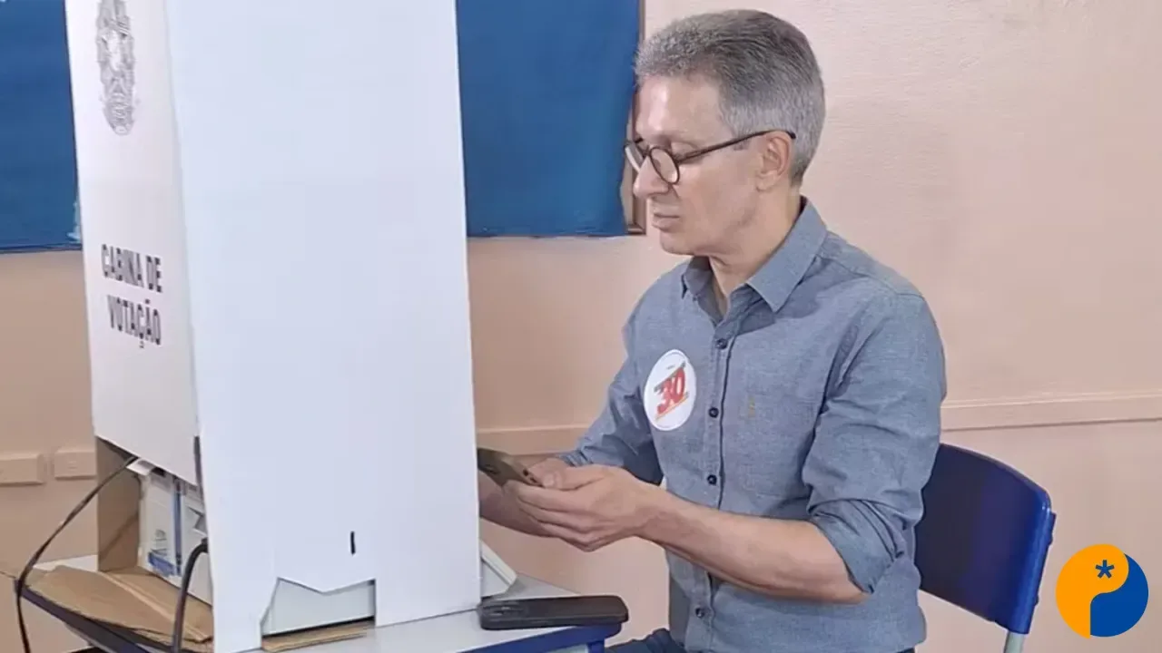 Candidato à Presidência, Zema vota com celular na mão dentro de cabine em Araxá