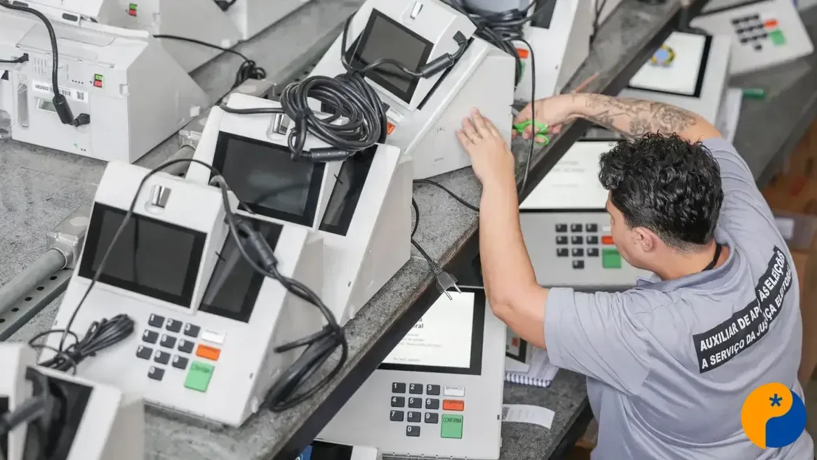 Mais de 400 urnas eletrônicas já foram substituídas no país após início da votação
