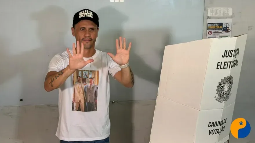 Cleitinho vota em Divinópolis e reúne apoiadores durante passagem pelo local de votação 