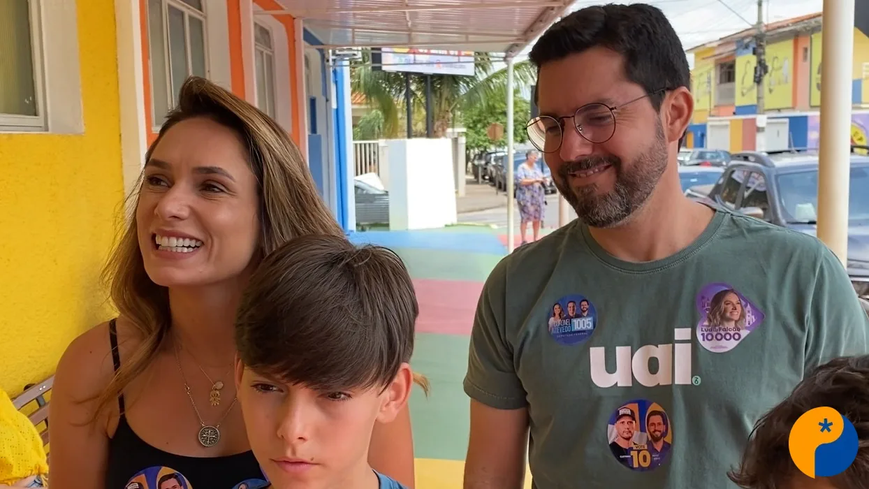 Lud Falcão vota em Patos de Minas ao lado do marido e dos filhos