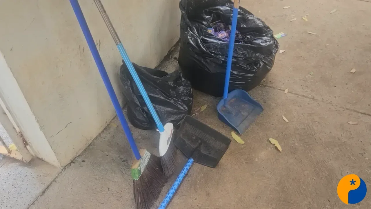 Equipe de Lud Falcão recolhe santinhos espalhados por locais de votação em Patos de Minas