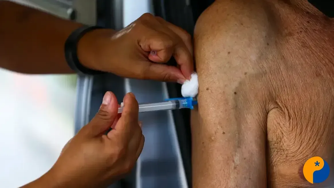 Patos de Minas recebe nova vacina contra pneumonia para idosos com 85 anos ou mais 