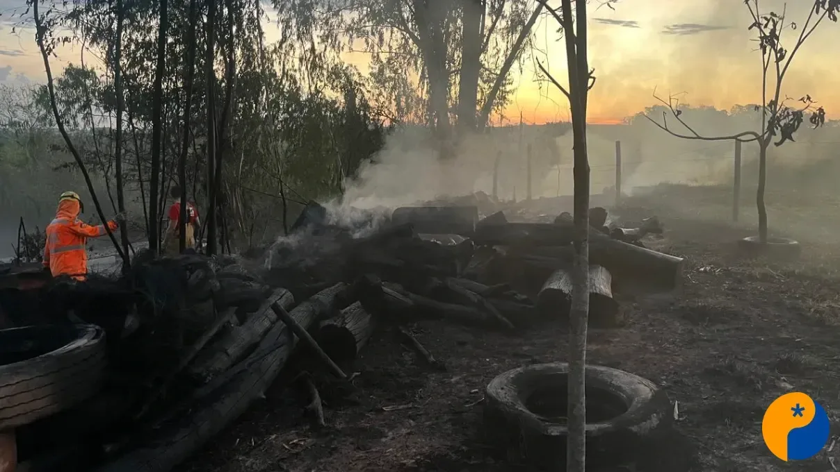 Incêndio em clube de tiro mobiliza bombeiros e consome 19 mil litros de água em Patos de Minas