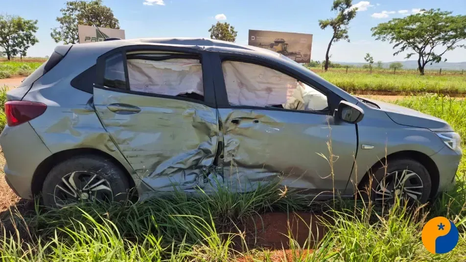 Carro bate em bitrem após avançar parada obrigatória em trevo de Coromandel