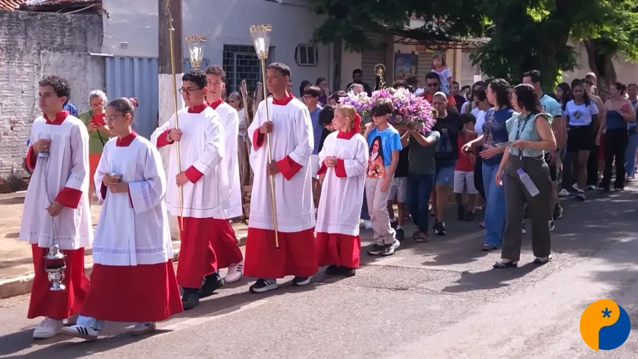 Procissão de Nossa Senhora Aparecida reúne crianças e fiéis em Patos de Minas