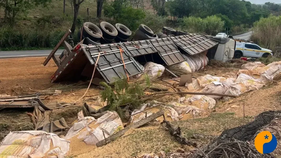 Motorista morre após carreta carregada de soja tombar na MG-188, em Vazante