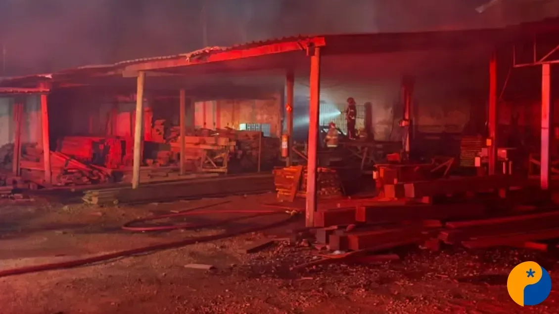 Incêndio atinge madeireira durante a madrugada no bairro Cidade Nova, em Patos de Minas