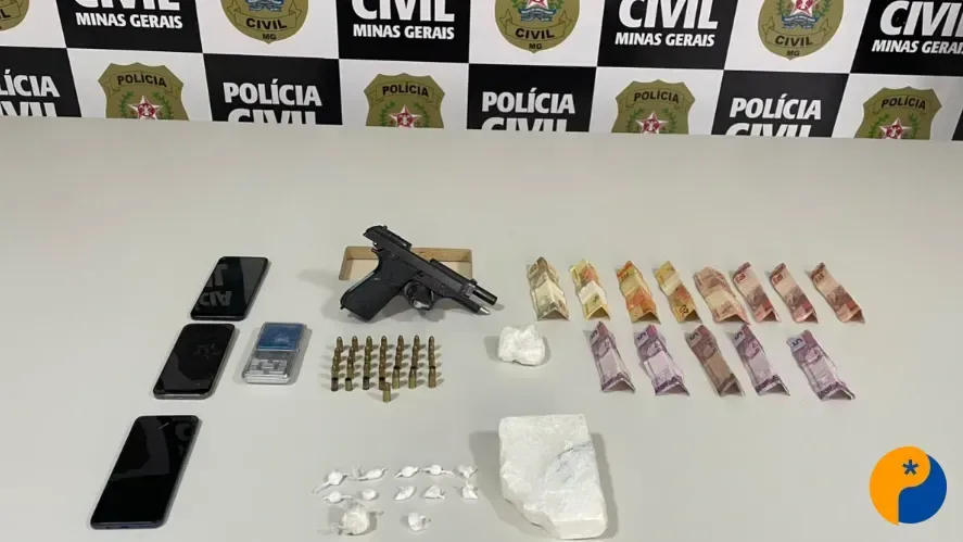 Homem é preso com meio quilo de cocaína, maconha e pistola em João Pinheiro