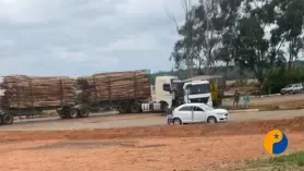 Carretas se envolvem em colisão na BR-365, na entrada de Varjão de Minas
