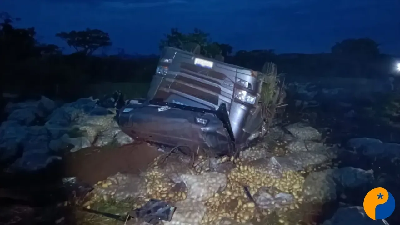 Caminhão carregado com toneladas de batatas tomba na BR-354, em São Gotardo