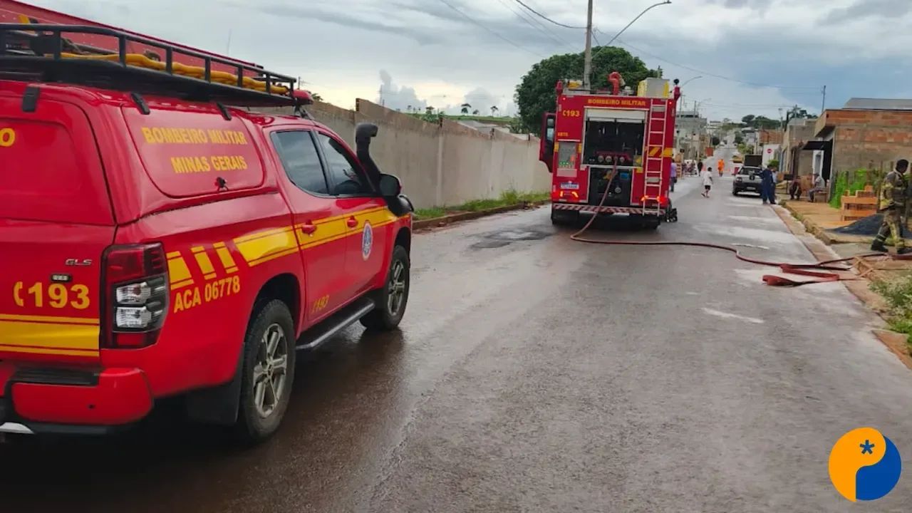 Vizinho retira mulher de residência em chamas, e vítima é levada para hospital em Patos de Minas