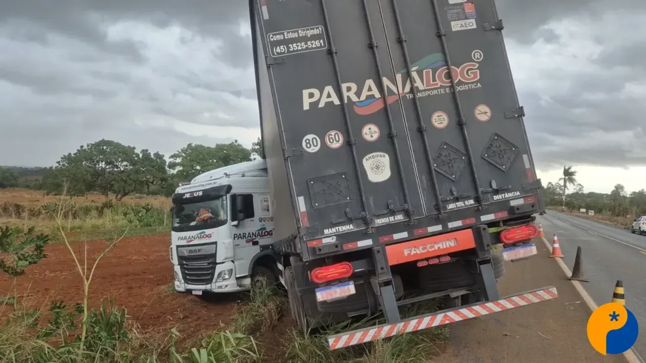 Carreta quase tomba na MGC-354, entre Patos de Minas e Lagoa Formosa, durante chuva