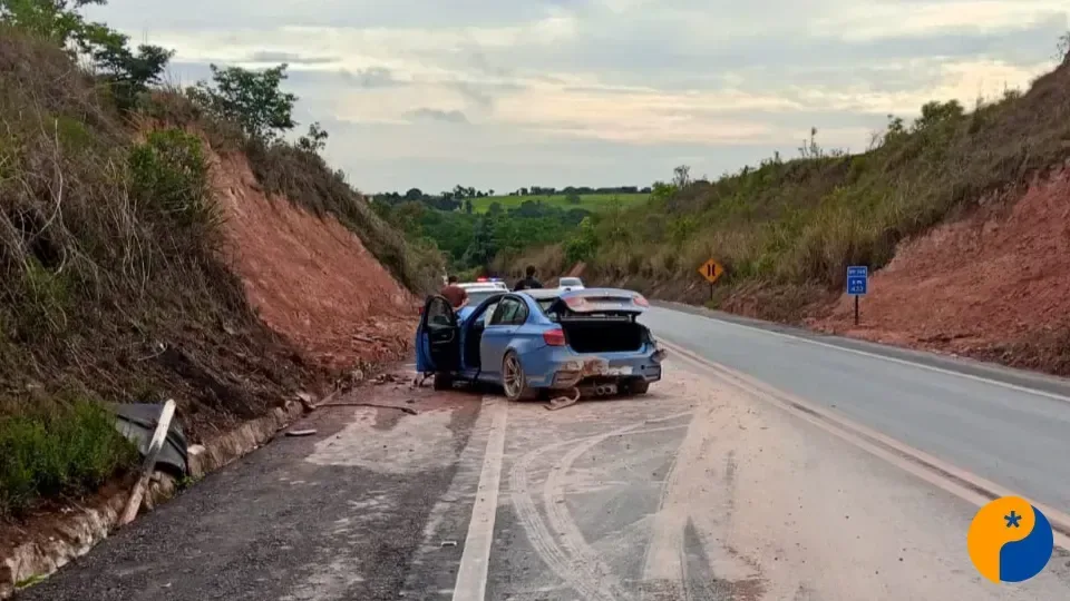 Carro perde o controle, bate em barranco e capota na BR-365, sentido a Patrocínio 