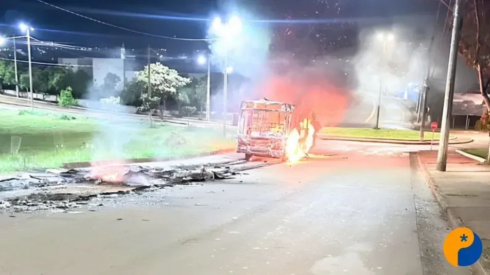 Ônibus é completamente destruído por incêndio durante madrugada em São Gotardo