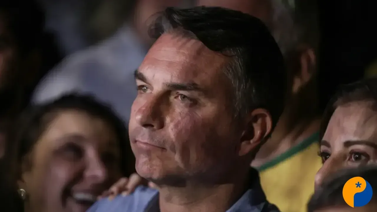 Flávio Bolsonaro afirma ter sido intimado a entregar passaportes e critica decisão judicial