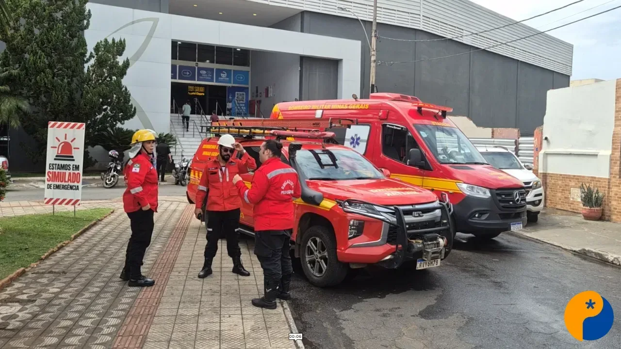 Corpo de Bombeiros realiza simulado de incêndio em shopping de Patos de Minas