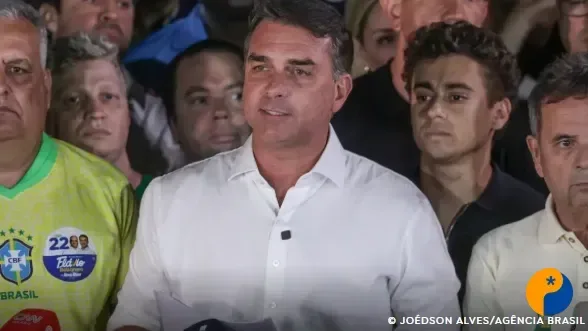 Polícia Federal cancela passaportes de Flávio Bolsonaro