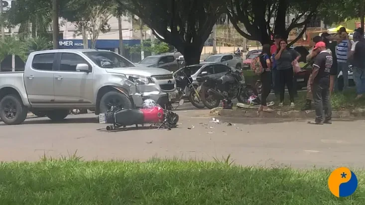 Mulher de 23 anos fica ferida em acidente entre carro e motocicleta na Avenida JK